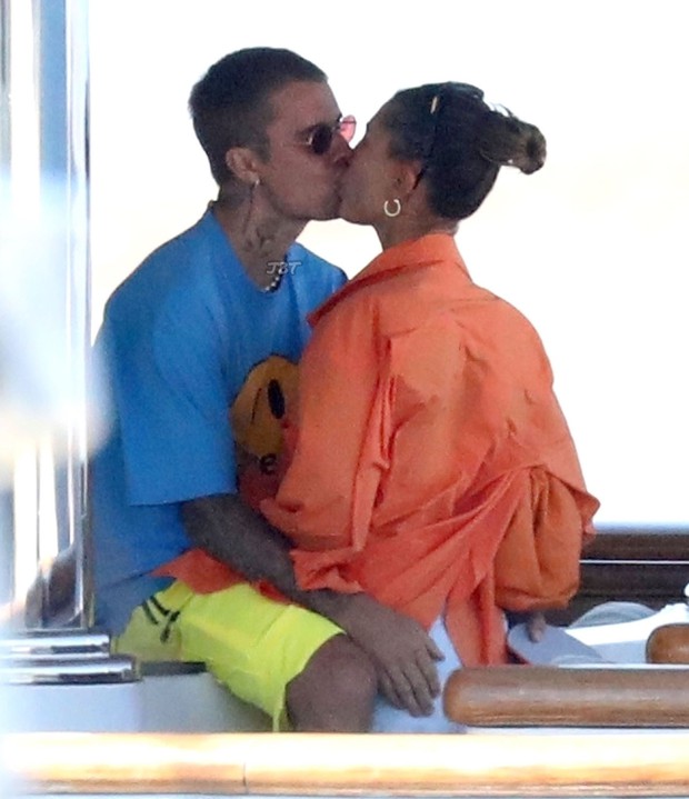 Hết thuốc chữa với bàn tay hư của Justin Bieber: Đứng không chịu yên, cả ngồi cũng kê tay dưới vòng 3 bà xã - Ảnh 6. Hết thuốc chữa với bàn tay hư của Justin Bieber: Đứng không chịu yên, cả ngồi cũng kê tay dưới vòng 3 bà xã - Ảnh 6.