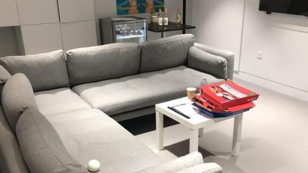 Phòng thay đồ của Italy bừa như bãi rác, trong khi tuyển Anh gọn gàng sạch sẽ - Ảnh 9. Phòng thay đồ của Italy bừa như bãi rác, trong khi tuyển Anh gọn gàng sạch sẽ - Ảnh 9.