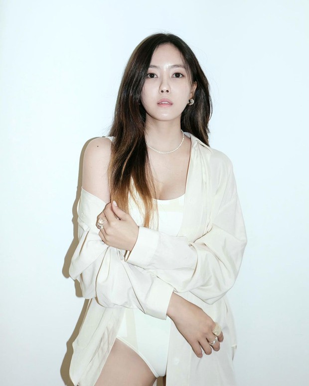 Ít ai để ý, T-ara có 1 mỹ nhân cực bốc lửa: Diện áo tắm sương sương mà vòng 1 ngồn ngộn, vòng 2 bé xíu thế này ai làm lại? - Ảnh 2. Ít ai để ý, T-ara có 1 mỹ nhân cực bốc lửa: Diện áo tắm sương sương mà vòng 1 ngồn ngộn, vòng 2 bé xíu thế này ai làm lại? - Ảnh 2.