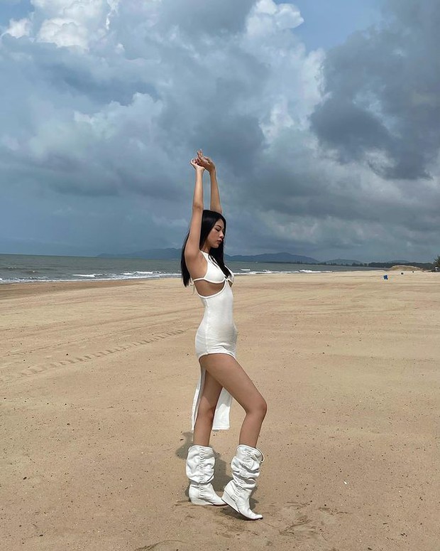Cùng có body siêu bốc lại diện chung 1 mẫu váy hiểm hóc, Phí Phương Anh liệu có cơ trên phân Chi Pu? - Ảnh 1. Cùng có body siêu bốc lại diện chung 1 mẫu váy hiểm hóc, Phí Phương Anh liệu có cơ trên phân Chi Pu? - Ảnh 1.