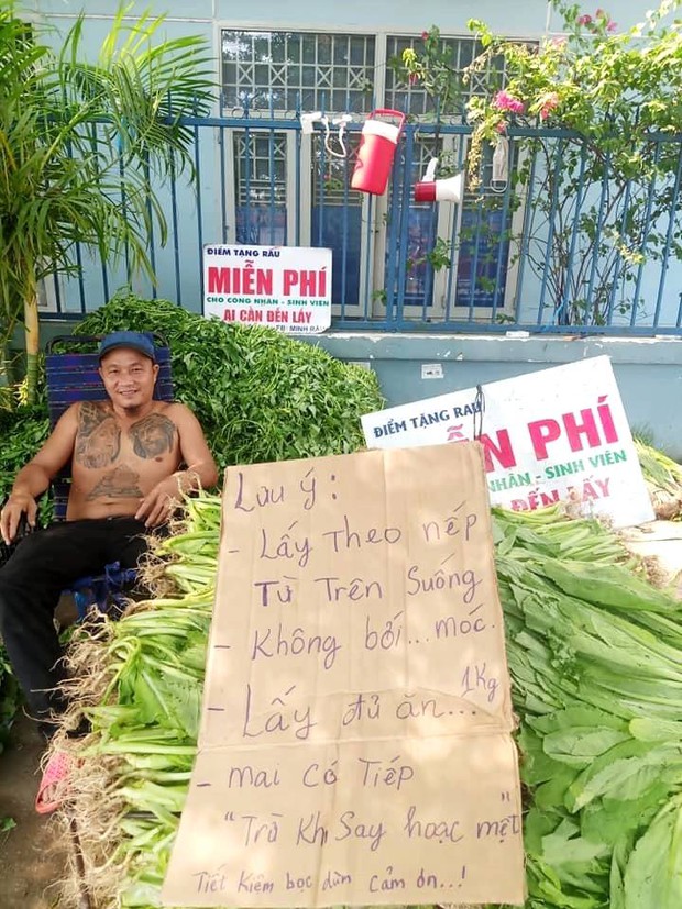 Anh bán rau khiến MXH dậy sóng: Rau muống đột biến 5 tỷ/bó nhưng sẵn sàng mang cho những người khó khăn - Ảnh 5. Anh bán rau khiến MXH dậy sóng: Rau muống đột biến 5 tỷ/bó nhưng sẵn sàng mang cho những người khó khăn - Ảnh 5.