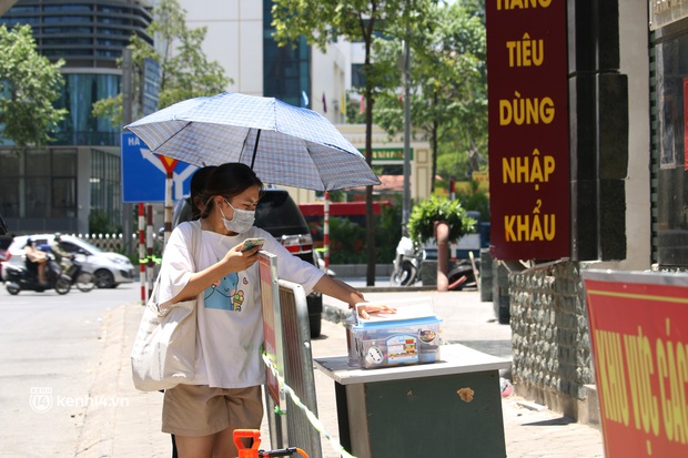Hà Nội: Phong toả chung cư tại Hà Đông, người thân xuyên trưa tiếp tế sau ca dương tính SARS-CoV-2 - Ảnh 2. Hà Nội: Phong toả chung cư tại Hà Đông, người thân xuyên trưa tiếp tế sau ca dương tính SARS-CoV-2 - Ảnh 2.
