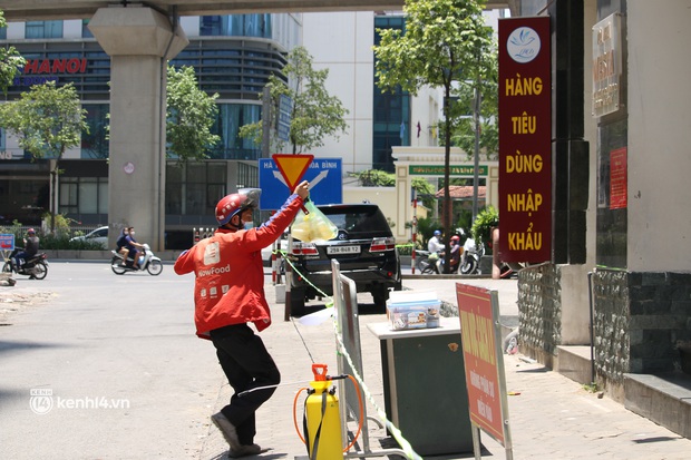 Hà Nội: Phong toả chung cư tại Hà Đông, người thân xuyên trưa tiếp tế sau ca dương tính SARS-CoV-2 - Ảnh 4. Hà Nội: Phong toả chung cư tại Hà Đông, người thân xuyên trưa tiếp tế sau ca dương tính SARS-CoV-2 - Ảnh 4.