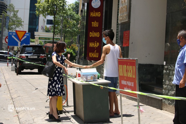 Hà Nội: Phong toả chung cư tại Hà Đông, người thân xuyên trưa tiếp tế sau ca dương tính SARS-CoV-2 - Ảnh 6. Hà Nội: Phong toả chung cư tại Hà Đông, người thân xuyên trưa tiếp tế sau ca dương tính SARS-CoV-2 - Ảnh 6.