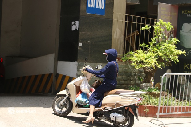 Hà Nội: Phong toả chung cư tại Hà Đông, người thân xuyên trưa tiếp tế sau ca dương tính SARS-CoV-2 - Ảnh 9. Hà Nội: Phong toả chung cư tại Hà Đông, người thân xuyên trưa tiếp tế sau ca dương tính SARS-CoV-2 - Ảnh 9.