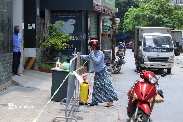 Hà Nội: Phong toả chung cư tại Hà Đông, người thân xuyên trưa tiếp tế sau ca dương tính SARS-CoV-2 - Ảnh 5. Hà Nội: Phong toả chung cư tại Hà Đông, người thân xuyên trưa tiếp tế sau ca dương tính SARS-CoV-2 - Ảnh 5.