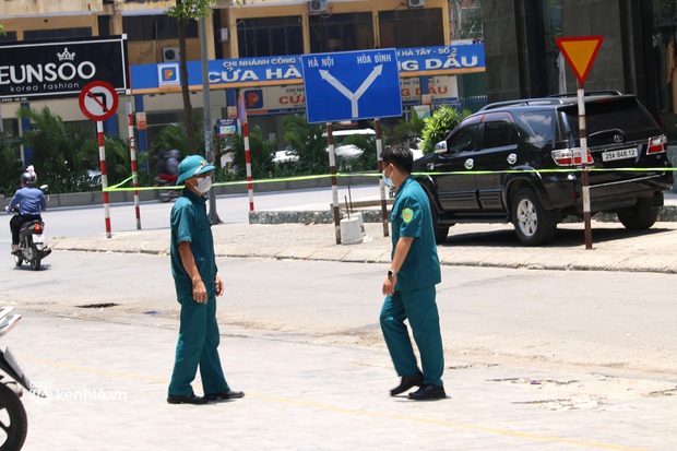 Hà Nội: Phong toả chung cư tại Hà Đông, người thân xuyên trưa tiếp tế sau ca dương tính SARS-CoV-2 - Ảnh 12. Hà Nội: Phong toả chung cư tại Hà Đông, người thân xuyên trưa tiếp tế sau ca dương tính SARS-CoV-2 - Ảnh 12.