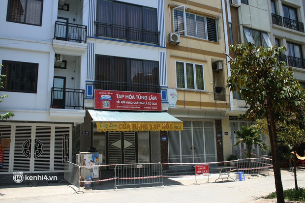Hà Nội: Phong toả chung cư tại Hà Đông, người thân xuyên trưa tiếp tế sau ca dương tính SARS-CoV-2 - Ảnh 15. Hà Nội: Phong toả chung cư tại Hà Đông, người thân xuyên trưa tiếp tế sau ca dương tính SARS-CoV-2 - Ảnh 15.