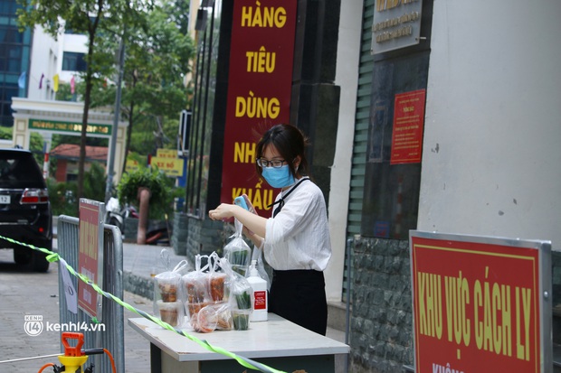 Hà Nội: Phong toả chung cư tại Hà Đông, người thân xuyên trưa tiếp tế sau ca dương tính SARS-CoV-2 - Ảnh 3. Hà Nội: Phong toả chung cư tại Hà Đông, người thân xuyên trưa tiếp tế sau ca dương tính SARS-CoV-2 - Ảnh 3.