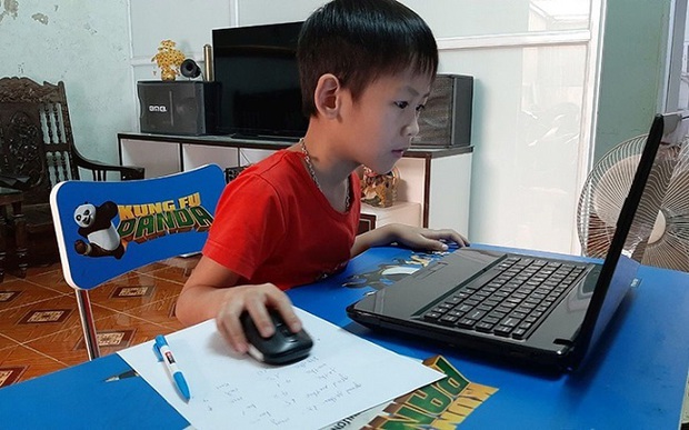 Phụ huynh vội vàng cho con học tiền lớp 1 online với phương châm được chữ nào hay chữ ấy - Ảnh 1. Phụ huynh vội vàng cho con học tiền lớp 1 online với phương châm được chữ nào hay chữ ấy - Ảnh 1.