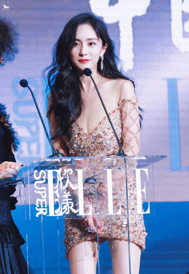 Dương Mịch gây sốt với màn khoe vòng 1 bỏng mắt hậu chia tay: Đôi gò bồng đảo như chực trào, chân dài miên man đến khó tin - Ảnh 2. Dương Mịch gây sốt với màn khoe vòng 1 bỏng mắt hậu chia tay: Đôi gò bồng đảo như chực trào, chân dài miên man đến khó tin - Ảnh 2.