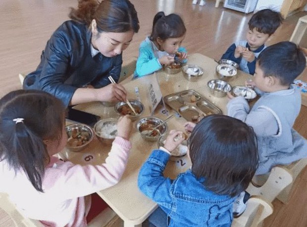 Con gái 3 tuổi đi học luôn miệng khen cơm ở trường ngon hơn mẹ nấu, mẹ tò mò đến tận trường thử liền nôn ra sau đó, sự thật khiến phụ huynh nào cũng sốc - Ảnh 2. Con gái 3 tuổi đi học luôn miệng khen cơm ở trường ngon hơn mẹ nấu, mẹ tò mò đến tận trường thử liền nôn ra sau đó, sự thật khiến phụ huynh nào cũng sốc - Ảnh 2.