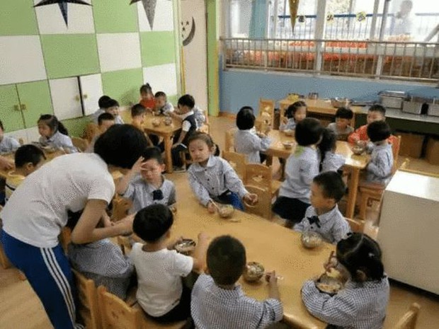 Con gái 3 tuổi đi học luôn miệng khen cơm ở trường ngon hơn mẹ nấu, mẹ tò mò đến tận trường thử liền nôn ra sau đó, sự thật khiến phụ huynh nào cũng sốc - Ảnh 3. Con gái 3 tuổi đi học luôn miệng khen cơm ở trường ngon hơn mẹ nấu, mẹ tò mò đến tận trường thử liền nôn ra sau đó, sự thật khiến phụ huynh nào cũng sốc - Ảnh 3.