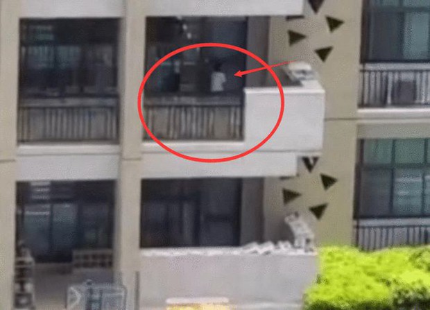 Cô giáo mầm non nhốt học sinh ngoài ban công giữa trời nóng 40 độ, nghe tiếng kêu gào ai cũng xót, hành động sau đó càng đáng lên án - Ảnh 1. Cô giáo mầm non nhốt học sinh ngoài ban công giữa trời nóng 40 độ, nghe tiếng kêu gào ai cũng xót, hành động sau đó càng đáng lên án - Ảnh 1.