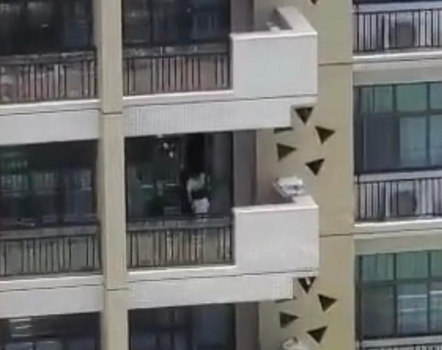 Cô giáo mầm non nhốt học sinh ngoài ban công giữa trời nóng 40 độ, nghe tiếng kêu gào ai cũng xót, hành động sau đó càng đáng lên án - Ảnh 4. Cô giáo mầm non nhốt học sinh ngoài ban công giữa trời nóng 40 độ, nghe tiếng kêu gào ai cũng xót, hành động sau đó càng đáng lên án - Ảnh 4.