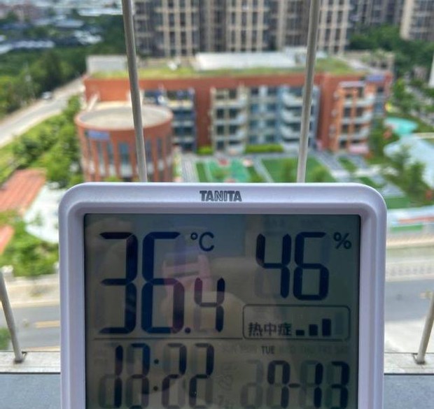 Cô giáo mầm non nhốt học sinh ngoài ban công giữa trời nóng 40 độ, nghe tiếng kêu gào ai cũng xót, hành động sau đó càng đáng lên án - Ảnh 3. Cô giáo mầm non nhốt học sinh ngoài ban công giữa trời nóng 40 độ, nghe tiếng kêu gào ai cũng xót, hành động sau đó càng đáng lên án - Ảnh 3.