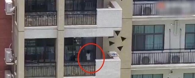 Cô giáo mầm non nhốt học sinh ngoài ban công giữa trời nóng 40 độ, nghe tiếng kêu gào ai cũng xót, hành động sau đó càng đáng lên án - Ảnh 2. Cô giáo mầm non nhốt học sinh ngoài ban công giữa trời nóng 40 độ, nghe tiếng kêu gào ai cũng xót, hành động sau đó càng đáng lên án - Ảnh 2.