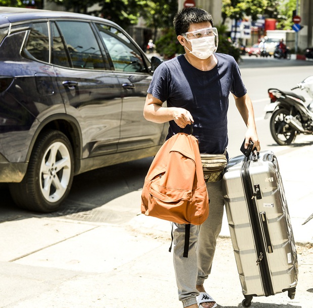 Hà Nội: F1 mang theo lỉnh kỉnh đồ đạc đi cách ly tập trung - Ảnh 5. Hà Nội: F1 mang theo lỉnh kỉnh đồ đạc đi cách ly tập trung - Ảnh 5.