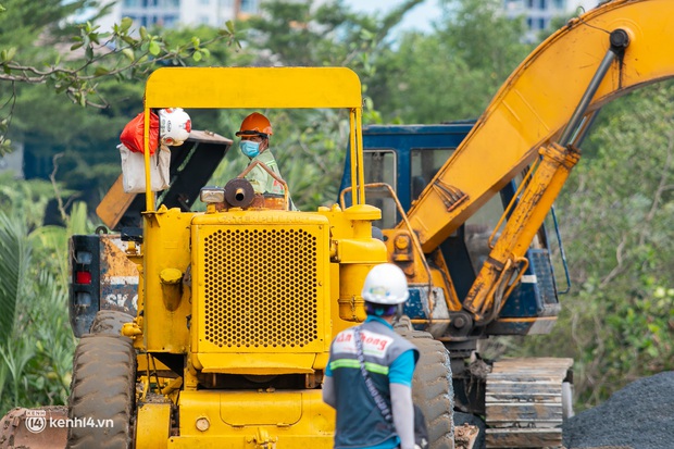 Cận cảnh bên trong đại công trường xây dựng thần tốc 2 bệnh viện dã chiến Covid-19 ở TP.HCM - Ảnh 8.