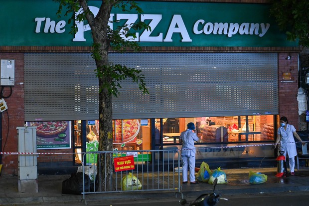 Hà Nội phong toả tạm thời quán pizza, truy vết 27 F1, 30 F2 tại 4 quận liên quan shipper dương tính SARS-CoV-2 - Ảnh 1. Hà Nội phong toả tạm thời quán pizza, truy vết 27 F1, 30 F2 tại 4 quận liên quan shipper dương tính SARS-CoV-2 - Ảnh 1.