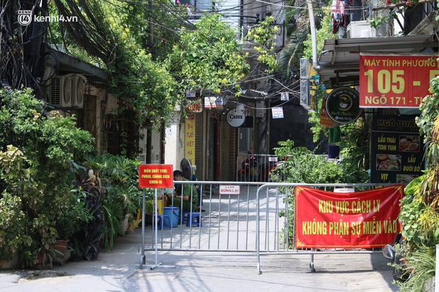 Ảnh: Hà Nội phong toả 3 toà nhà xung quanh một đại lý Vietlott và hàng loạt địa điểm khác liên quan các chùm ca bệnh - Ảnh 4. Ảnh: Hà Nội phong toả 3 toà nhà xung quanh một đại lý Vietlott và hàng loạt địa điểm khác liên quan các chùm ca bệnh - Ảnh 4.