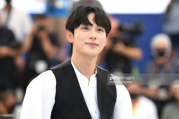 Nam thần Hàn đổ bộ thảm đỏ Cannes 2021: Im Si Wan đẹp như truyện tranh, Lee Byung Hun phong độ ngút ngàn tuổi 51 - Ảnh 3.