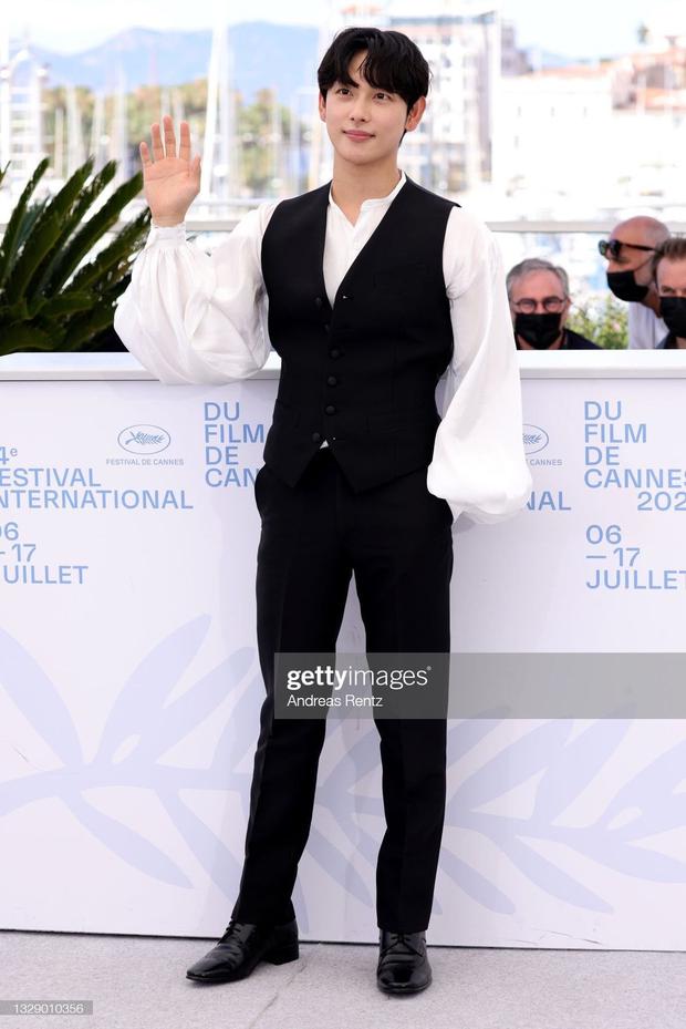 Nam thần Hàn đổ bộ thảm đỏ Cannes 2021: Im Si Wan đẹp như truyện tranh, Lee Byung Hun phong độ ngút ngàn tuổi 51 - Ảnh 5.