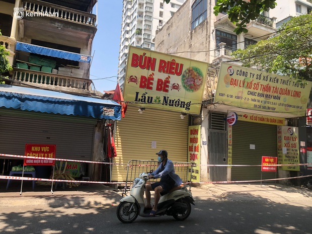Ảnh: Hà Nội phong toả 3 toà nhà xung quanh một đại lý Vietlott và hàng loạt địa điểm khác liên quan các chùm ca bệnh - Ảnh 5. Ảnh: Hà Nội phong toả 3 toà nhà xung quanh một đại lý Vietlott và hàng loạt địa điểm khác liên quan các chùm ca bệnh - Ảnh 5.