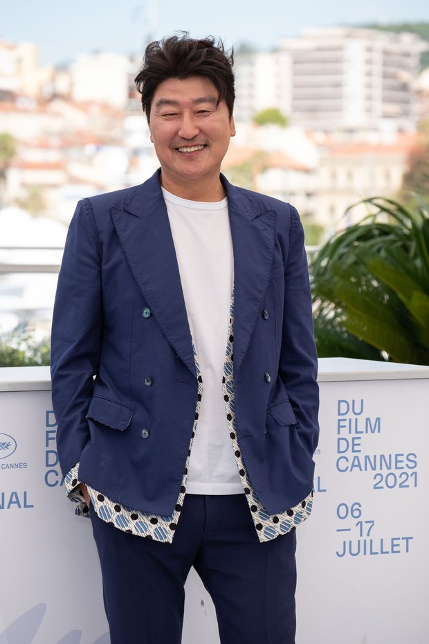 Nam thần Hàn đổ bộ thảm đỏ Cannes 2021: Im Si Wan đẹp như truyện tranh, Lee Byung Hun phong độ ngút ngàn tuổi 51 - Ảnh 9.