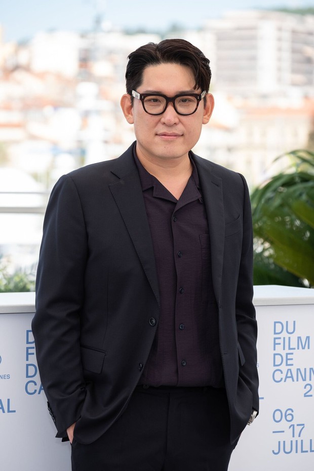 Nam thần Hàn đổ bộ thảm đỏ Cannes 2021: Im Si Wan đẹp như truyện tranh, Lee Byung Hun phong độ ngút ngàn tuổi 51 - Ảnh 10.