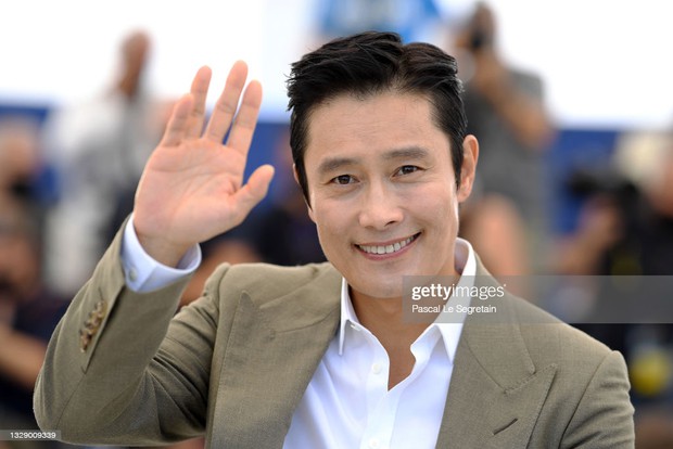 Nam thần Hàn đổ bộ thảm đỏ Cannes 2021: Im Si Wan đẹp như truyện tranh, Lee Byung Hun phong độ ngút ngàn tuổi 51 - Ảnh 6.