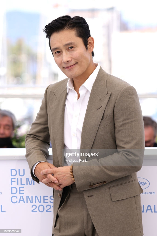 Nam thần Hàn đổ bộ thảm đỏ Cannes 2021: Im Si Wan đẹp như truyện tranh, Lee Byung Hun phong độ ngút ngàn tuổi 51 - Ảnh 8.