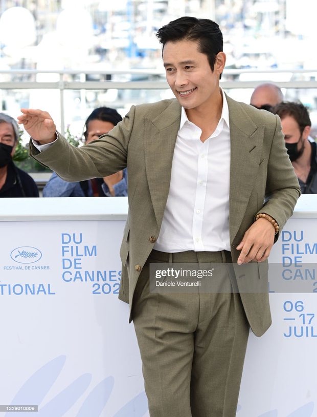 Nam thần Hàn đổ bộ thảm đỏ Cannes 2021: Im Si Wan đẹp như truyện tranh, Lee Byung Hun phong độ ngút ngàn tuổi 51 - Ảnh 7.