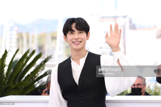 Nam thần Hàn đổ bộ thảm đỏ Cannes 2021: Im Si Wan đẹp như truyện tranh, Lee Byung Hun phong độ ngút ngàn tuổi 51 - Ảnh 4.