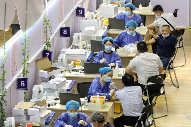Tranh cãi về mũi vaccine Covid-19 thứ ba khi các biến thể mới ngày càng lây lan rộng - Ảnh 1. Tranh cãi về mũi vaccine Covid-19 thứ ba khi các biến thể mới ngày càng lây lan rộng - Ảnh 1.