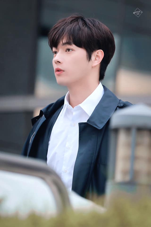 Hứa Khải lần đầu để tóc nấm như trai Hàn trên phim, trẻ đẹp thơm bơ nhưng fan sợ anh thành con Dương Mịch mất! - Ảnh 8. Hứa Khải lần đầu để tóc nấm như trai Hàn trên phim, trẻ đẹp thơm bơ nhưng fan sợ anh thành con Dương Mịch mất! - Ảnh 8.
