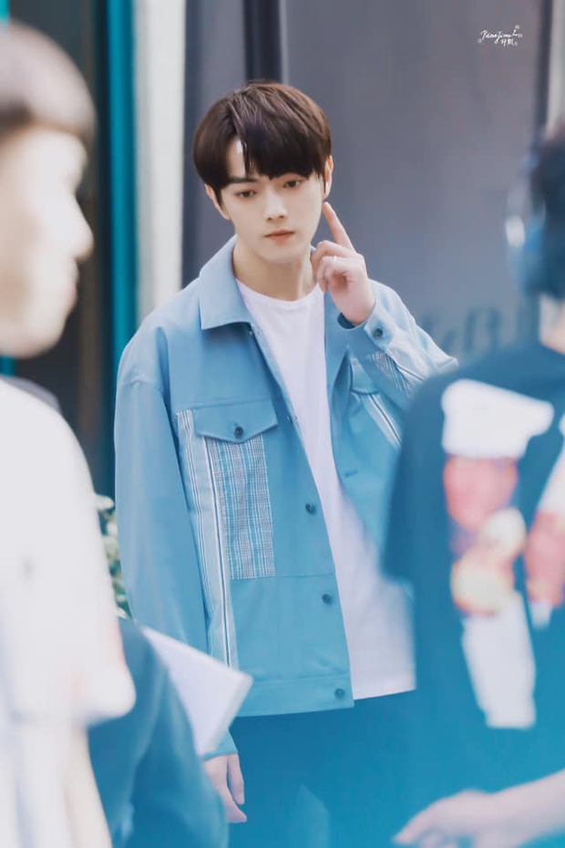 Hứa Khải lần đầu để tóc nấm như trai Hàn trên phim, trẻ đẹp thơm bơ nhưng fan sợ anh thành con Dương Mịch mất! - Ảnh 4. Hứa Khải lần đầu để tóc nấm như trai Hàn trên phim, trẻ đẹp thơm bơ nhưng fan sợ anh thành con Dương Mịch mất! - Ảnh 4.
