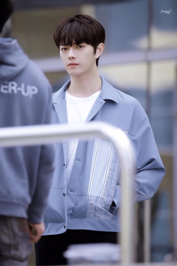 Hứa Khải lần đầu để tóc nấm như trai Hàn trên phim, trẻ đẹp thơm bơ nhưng fan sợ anh thành con Dương Mịch mất! - Ảnh 2. Hứa Khải lần đầu để tóc nấm như trai Hàn trên phim, trẻ đẹp thơm bơ nhưng fan sợ anh thành con Dương Mịch mất! - Ảnh 2.