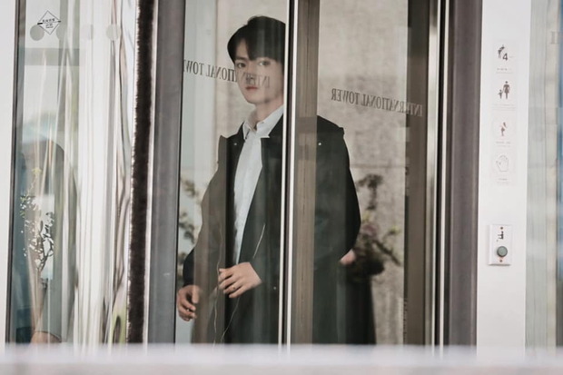 Hứa Khải lần đầu để tóc nấm như trai Hàn trên phim, trẻ đẹp thơm bơ nhưng fan sợ anh thành con Dương Mịch mất! - Ảnh 10. Hứa Khải lần đầu để tóc nấm như trai Hàn trên phim, trẻ đẹp thơm bơ nhưng fan sợ anh thành con Dương Mịch mất! - Ảnh 10.
