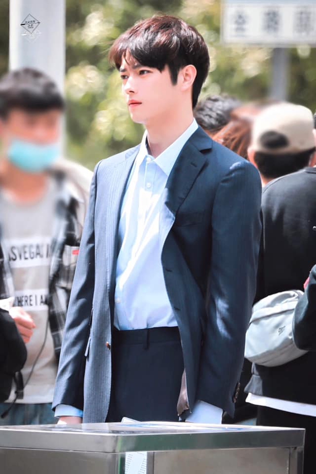 Hứa Khải lần đầu để tóc nấm như trai Hàn trên phim, trẻ đẹp thơm bơ nhưng fan sợ anh thành con Dương Mịch mất! - Ảnh 6. Hứa Khải lần đầu để tóc nấm như trai Hàn trên phim, trẻ đẹp thơm bơ nhưng fan sợ anh thành con Dương Mịch mất! - Ảnh 6.