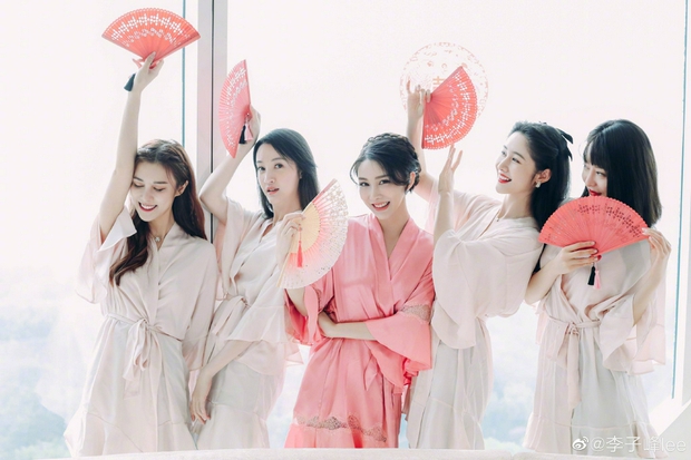 Đám cưới hot nhất Cbiz hôm nay: Dạ Hoa từng cắm sừng Trương Thiên Ái tổ chức hôn lễ sau 1 tháng cầu hôn bạn gái - Ảnh 3. Đám cưới hot nhất Cbiz hôm nay: Dạ Hoa từng cắm sừng Trương Thiên Ái tổ chức hôn lễ sau 1 tháng cầu hôn bạn gái - Ảnh 3.