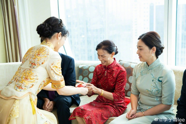 Đám cưới hot nhất Cbiz hôm nay: Dạ Hoa từng cắm sừng Trương Thiên Ái tổ chức hôn lễ sau 1 tháng cầu hôn bạn gái - Ảnh 8. Đám cưới hot nhất Cbiz hôm nay: Dạ Hoa từng cắm sừng Trương Thiên Ái tổ chức hôn lễ sau 1 tháng cầu hôn bạn gái - Ảnh 8.