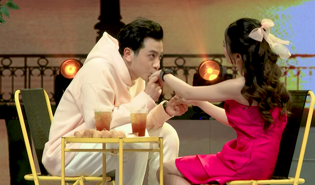Bị Phí Ngọc Hưng từ chối ở show hẹn hò, em gái Zero9 bất ngờ nhận lời một chàng trai khác ngay trên sân khấu! - Ảnh 5. Bị Phí Ngọc Hưng từ chối ở show hẹn hò, em gái Zero9 bất ngờ nhận lời một chàng trai khác ngay trên sân khấu! - Ảnh 5.
