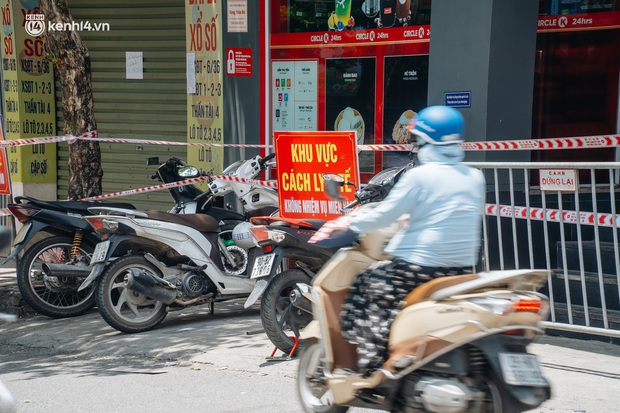 Ảnh: Hà Nội phong toả 3 toà nhà xung quanh một đại lý Vietlott và hàng loạt địa điểm khác liên quan các chùm ca bệnh - Ảnh 9. Ảnh: Hà Nội phong toả 3 toà nhà xung quanh một đại lý Vietlott và hàng loạt địa điểm khác liên quan các chùm ca bệnh - Ảnh 9.