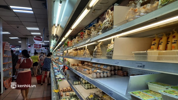 Ngay lúc này ở Hà Nội: Siêu thị đông kín khách đến tối muộn, thịt cá và rau xanh cháy hàng sau công điện của thành phố - Ảnh 11. Ngay lúc này ở Hà Nội: Siêu thị đông kín khách đến tối muộn, thịt cá và rau xanh cháy hàng sau công điện của thành phố - Ảnh 11.