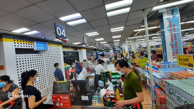 Ngay lúc này ở Hà Nội: Siêu thị đông kín khách đến tối muộn, thịt cá và rau xanh cháy hàng sau công điện của thành phố - Ảnh 10. Ngay lúc này ở Hà Nội: Siêu thị đông kín khách đến tối muộn, thịt cá và rau xanh cháy hàng sau công điện của thành phố - Ảnh 10.