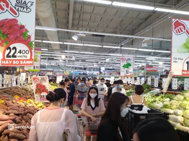 Ngay lúc này ở Hà Nội: Siêu thị đông kín khách đến tối muộn, thịt cá và rau xanh cháy hàng sau công điện của thành phố - Ảnh 4. Ngay lúc này ở Hà Nội: Siêu thị đông kín khách đến tối muộn, thịt cá và rau xanh cháy hàng sau công điện của thành phố - Ảnh 4.