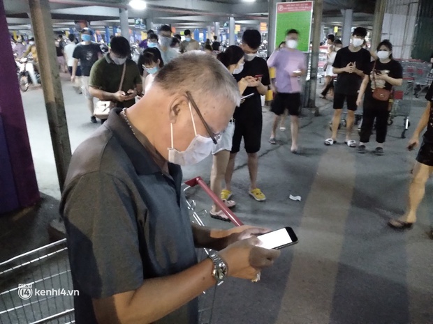 Ngay lúc này ở Hà Nội: Siêu thị đông kín khách đến tối muộn, thịt cá và rau xanh cháy hàng sau công điện của thành phố - Ảnh 2. Ngay lúc này ở Hà Nội: Siêu thị đông kín khách đến tối muộn, thịt cá và rau xanh cháy hàng sau công điện của thành phố - Ảnh 2.