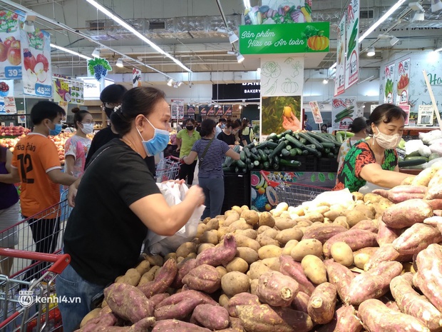 Ngay lúc này ở Hà Nội: Siêu thị đông kín khách đến tối muộn, thịt cá và rau xanh cháy hàng sau công điện của thành phố - Ảnh 9. Ngay lúc này ở Hà Nội: Siêu thị đông kín khách đến tối muộn, thịt cá và rau xanh cháy hàng sau công điện của thành phố - Ảnh 9.