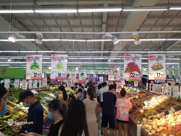 Ngay lúc này ở Hà Nội: Siêu thị đông kín khách đến tối muộn, thịt cá và rau xanh cháy hàng sau công điện của thành phố - Ảnh 5. Ngay lúc này ở Hà Nội: Siêu thị đông kín khách đến tối muộn, thịt cá và rau xanh cháy hàng sau công điện của thành phố - Ảnh 5.